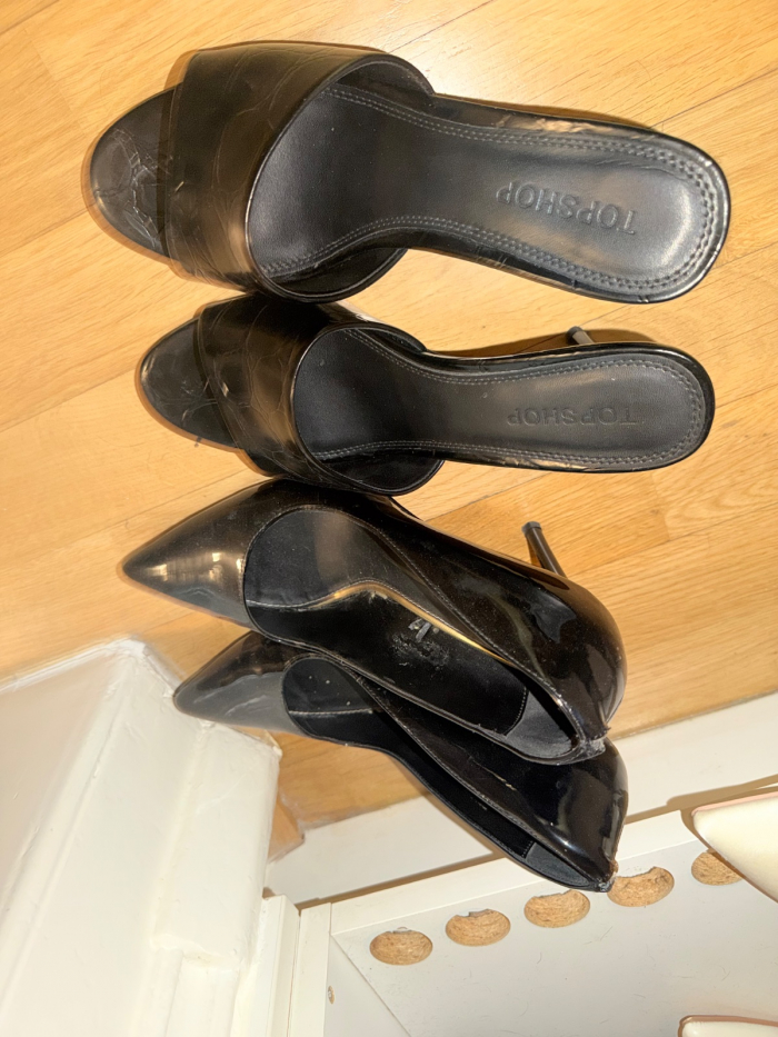 2 Paar getragene, schwarze Lack Heels