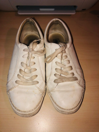 Weiße Sneakers, extrem dreckig