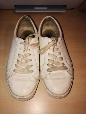 Weiße Sneakers, extrem dreckig