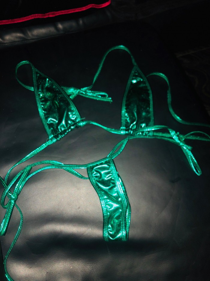 winziger getragener String Bikini, glänzend grün