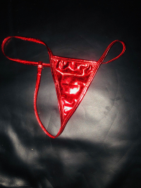 Getragener Mini-String, Wetlook, rotglänzend