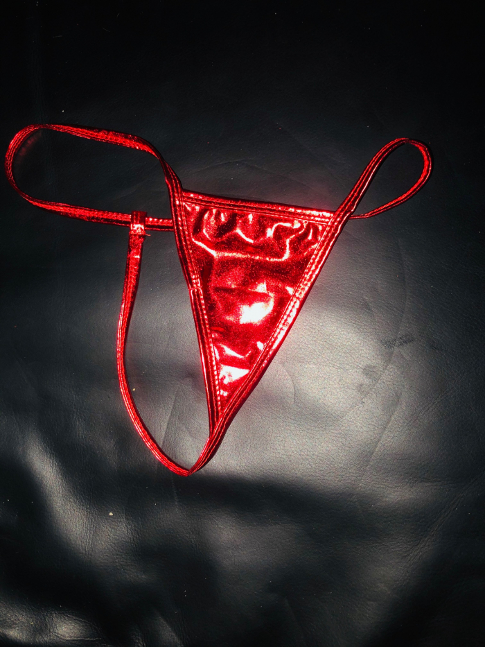 Getragener Mini-String, Wetlook, rotglänzend