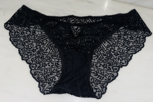 schwarzer Slip, gut duftend