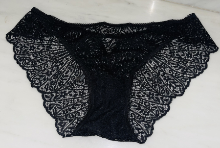 schwarzer Slip, gut duftend