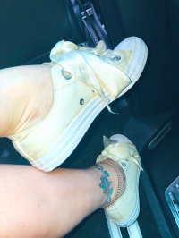 getragene, weiße Sneakers