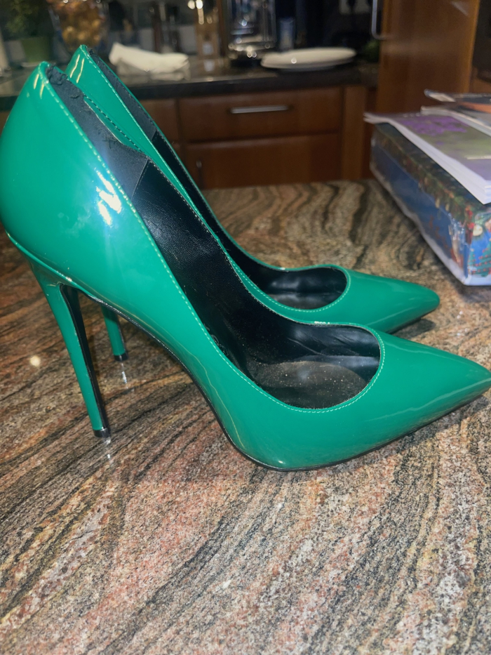 getragene, dunkelgrüne Lackheels 12 cm