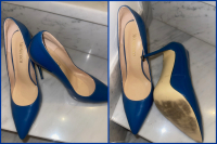 Klassische Lackpumps in blau, deutliche Tragespuren