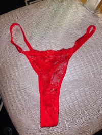 Getragener, roter Spitzenstring