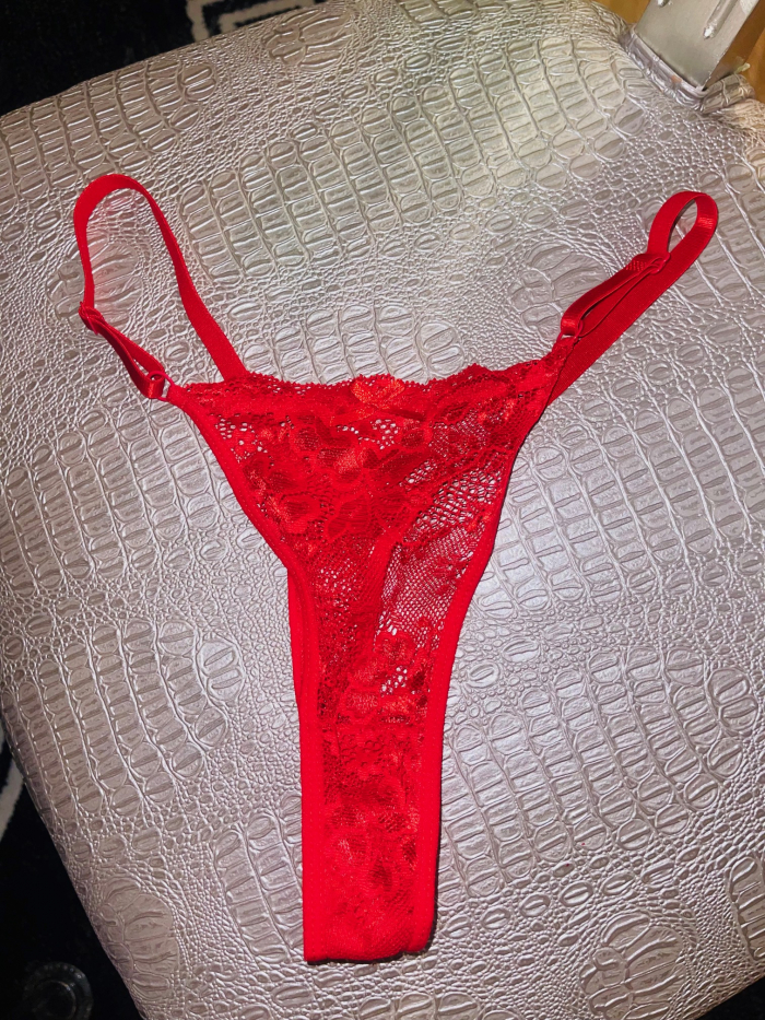 Getragener, roter Spitzenstring