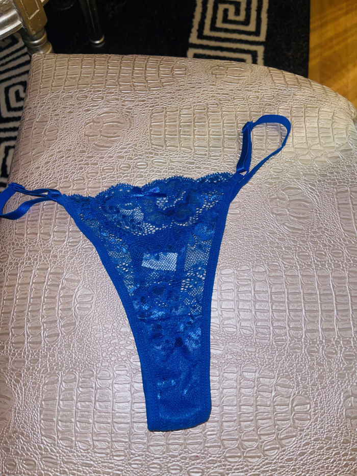 Getragener, blauer Spitzenstring