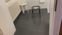 Natursekt-Toilettenerziehung, Fußfotze als Urinal