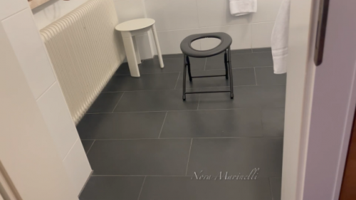 Natursekt-Toilettenerziehung, Fußfotze als Urinal