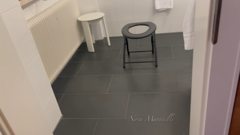 Natursekt-Toilettenerziehung, Fußfotze als Urinal